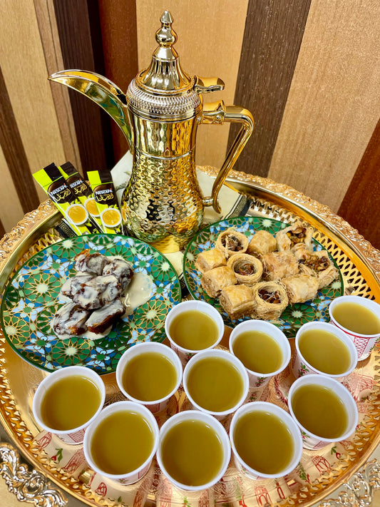 ダッラとアラビックコーヒーとデーツとバクラワ